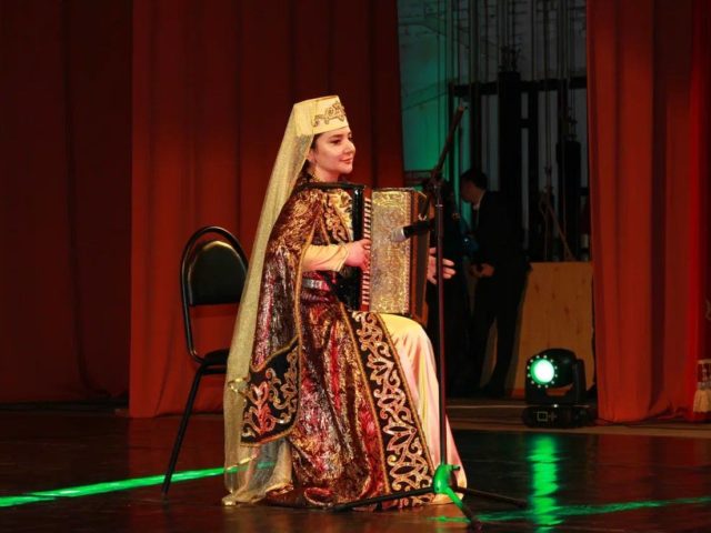 photo_5262518218726163659_y