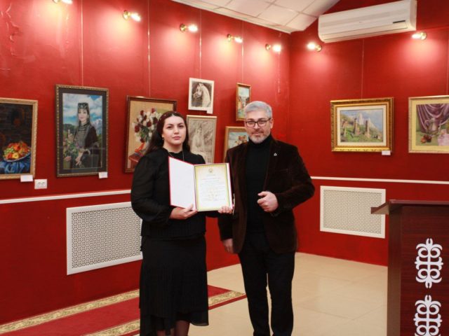 photo_5377706978157117364_y