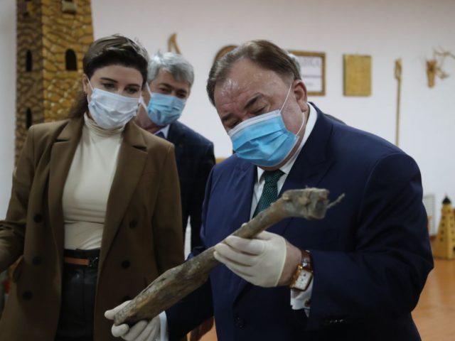 photo_5388912569307218771_y