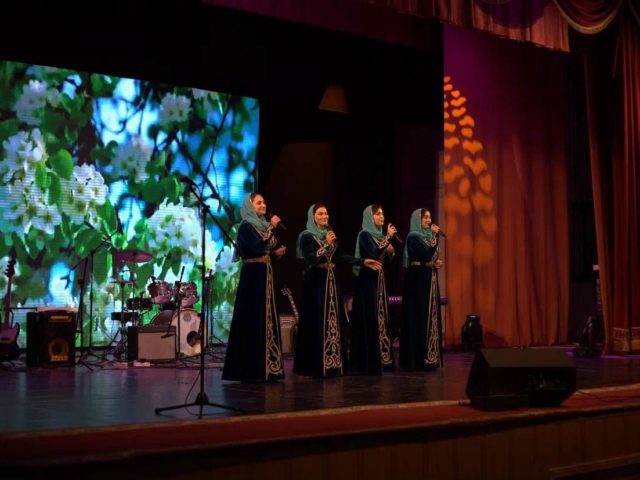 photo_5203985480998307932_y