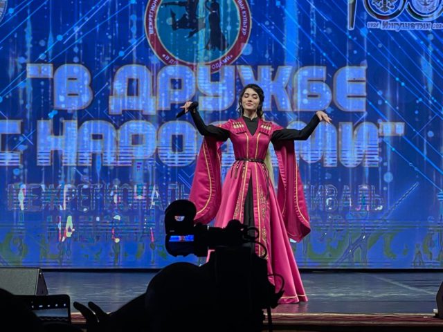 photo_5334950059034402555_y